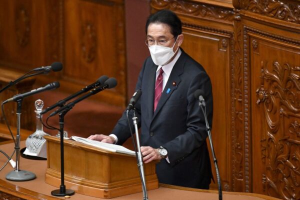 首相、55兆円規模の財政政策発表　安全保障強化、憲法改正に意欲