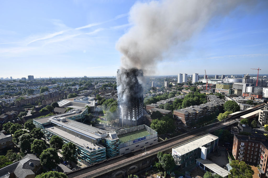 ロンドンで深刻な高層マンション火災　少なくとも6人死亡、20人が重体