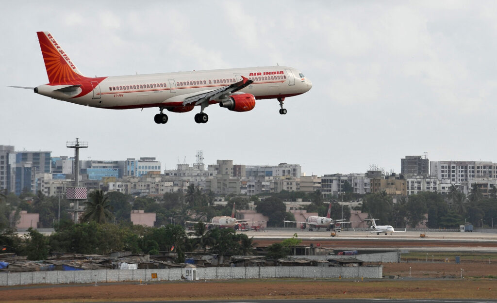 旅客機エンジンに巻き込まれ　地上スタッフ死亡＝インド