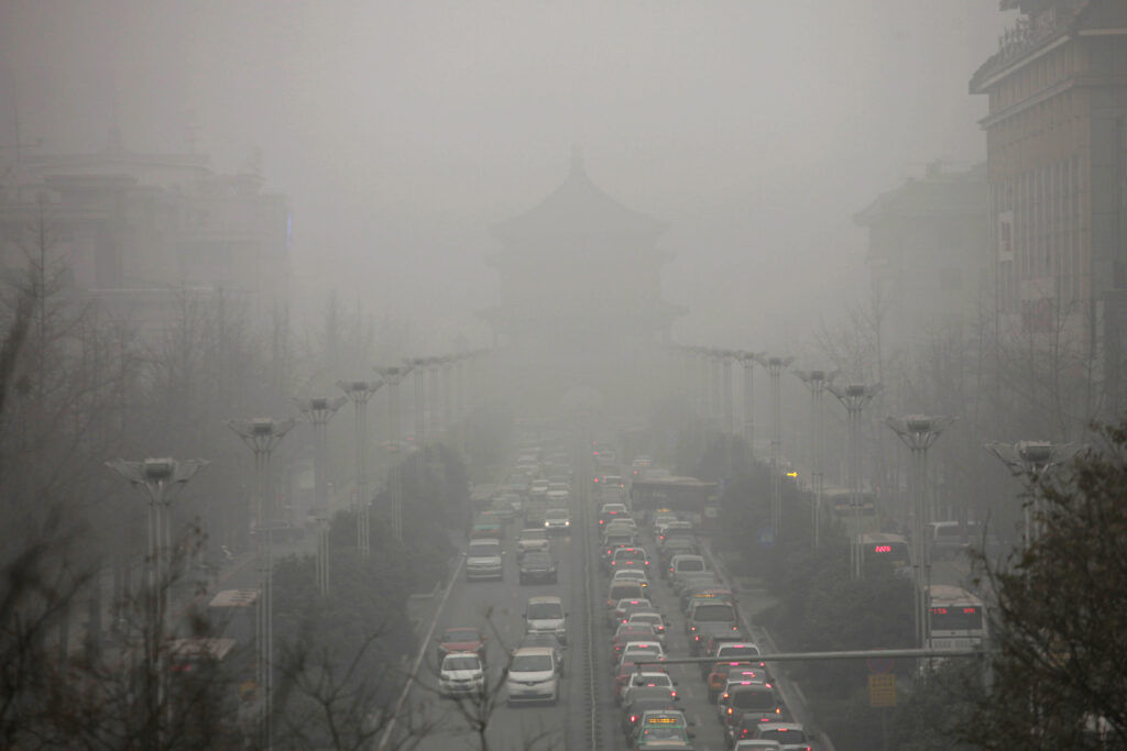 大気汚染に奇策、西安市に「高さ60mの空気清浄塔」