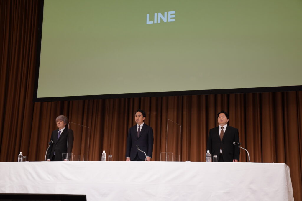 LINE社長ら会見「信頼裏切った」と陳謝　中国からのアクセスの影響は政府委員会に報告