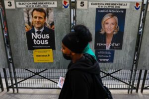 仏大統領選、マクロン氏がルペン氏抑え勝利の公算＝世論調査