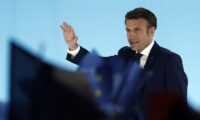 仏大統領選、マクロン氏首位の見通し　ルペン氏と決選投票へ