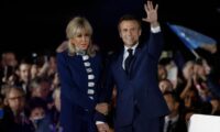 仏大統領にマクロン氏再選へ、決選投票で極右ルペン氏破る