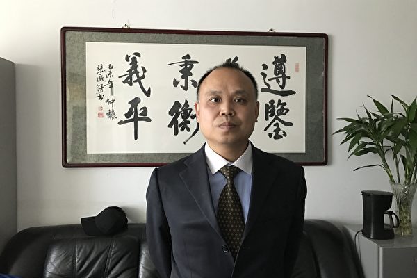 中国人権派弁護士、釈放後も監視下　自宅付近に警察車両