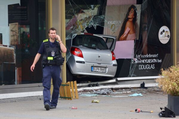 ベルリン中心部で車が突っ込み教諭1人死亡、生徒14人負傷　29歳男性拘束