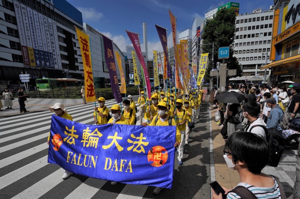 中国共産党が植え付けたヘイトに騙されないで…法輪功学習者、パレードで真実を訴える