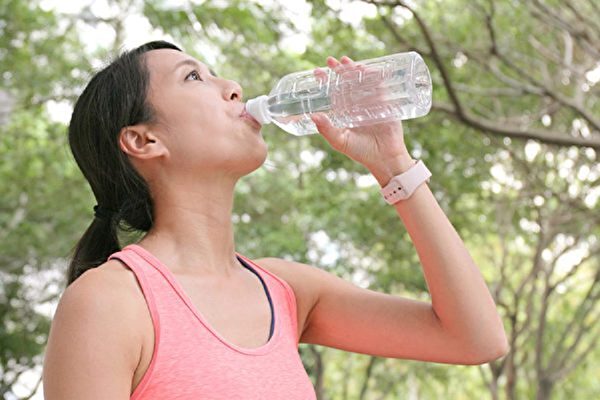 脱水症状ではありませんか？ 　尿の色で体調をチェック