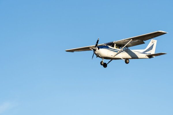 インド人男性　家族を乗せてイギリスを一周する小型飛行機を自作