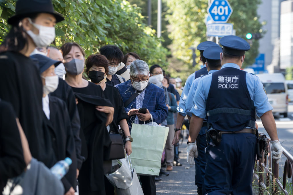 「日本の未来を切り拓いた」九段坂公園で献花…3時間待ちの長い列、デジタルでも33万人