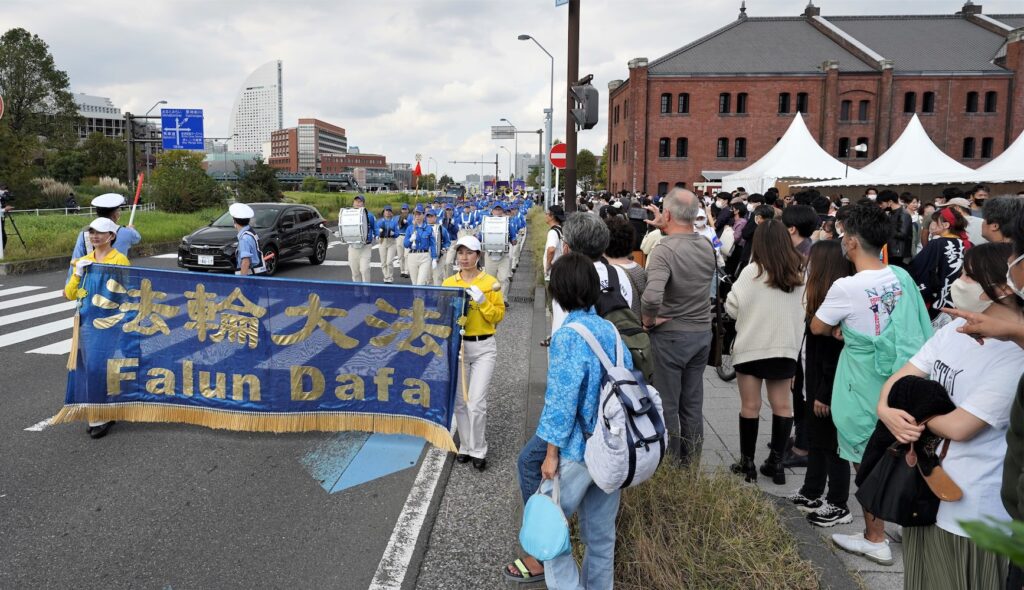 法輪功学習者のパレードに沿道から声援　江沢民刑事告発の署名続々と