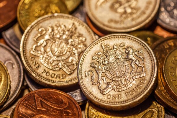 英国人夫婦がキッチンの下から希少な金貨を大量に発掘