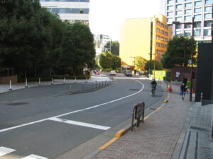 紀尾井坂　柔らかな陽だまりに建つ哀悼碑【坂のある風景】