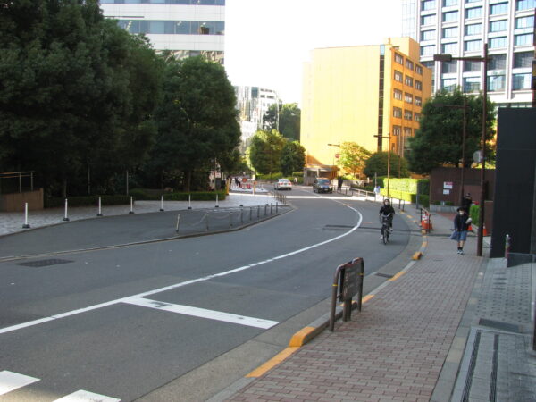 紀尾井坂　柔らかな陽だまりに建つ哀悼碑【坂のある風景】