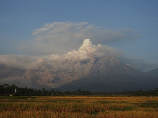 インドネシアのスメル火山が噴火、約2000人避難