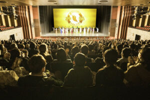 大盛況の神韻京都公演、鳴り止まぬ熱い拍手に3度のカーテンコール