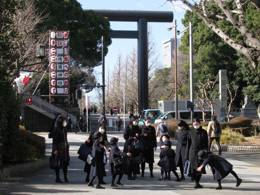 九段坂　「昭和の母」が杖つき上った長い坂【坂のある風景】