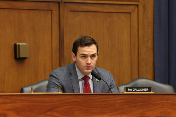 米下院の対中タカ派議員、中毒性高いTikTokは「デジタル薬物」