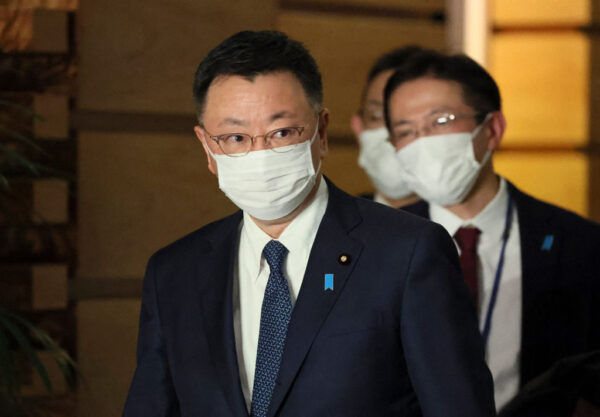 中国で拘束のアステラス製薬社員、「早期解放を強く求める」＝松野長官