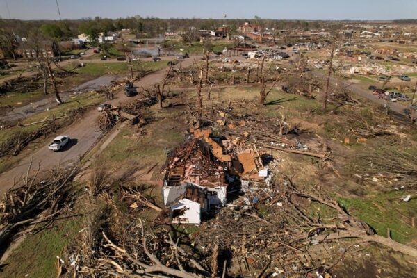 米ミシシッピ州で竜巻、少なくとも26人死亡　救助活動続く