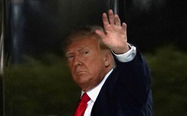 トランプ氏、ＮＹ到着　4日に罪状認否へ　弁護団は撮影禁止を要求