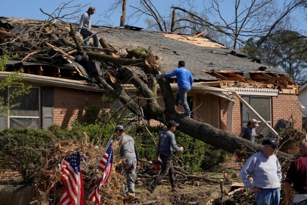 米南部・中西部で暴風雨や竜巻、少なくとも29人死亡