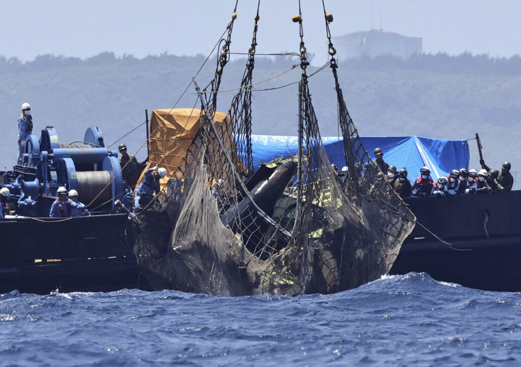 陸自ヘリ事故、フライトレコーダー回収　飛行状態等記録