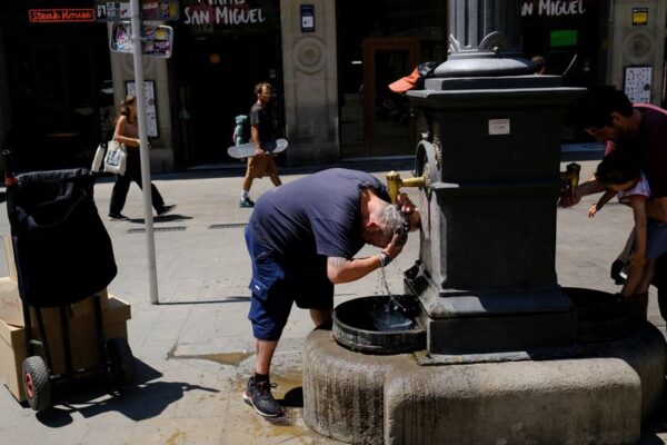 スペイン南部で最高気温44度、今夏初の熱波襲来