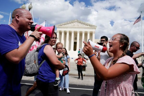 米最高裁の中絶合憲性否定から1年、賛成・反対両派が集会で主張訴え