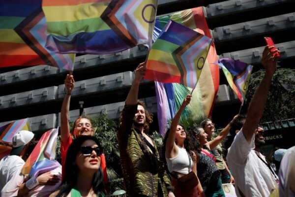 トルコのＬＧＢＴパレードで50人拘束、当局の強硬姿勢強まる