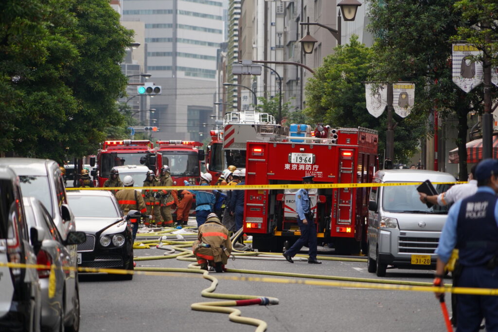 新橋ビル火災「地震かと思った」　ガラス片で車両パンク、周辺一帯にガスの匂い＝目撃者