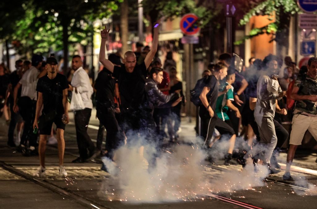 仏暴動、警察が射殺した17歳少年の祖母「孫の死を“口実”にしているだけ」