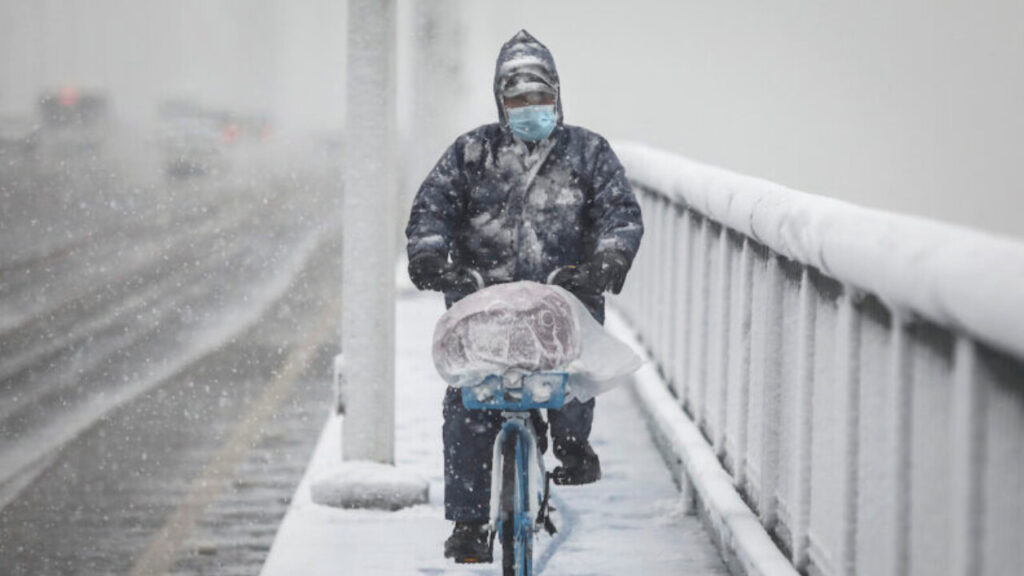 大雪被害つづく中国の東北地方　積雪で「葬儀屋の屋根」も崩落