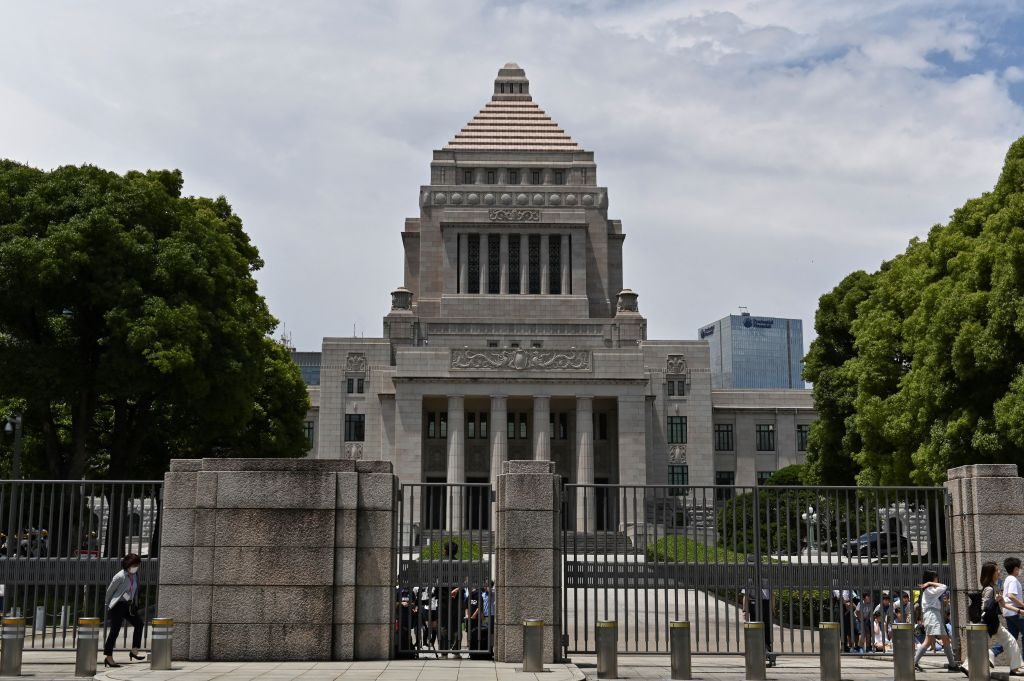 国会前の不審物、危険性なし　びっしり文字が書かれた小包に手紙と写真