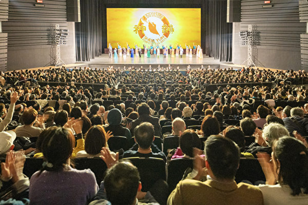 神韻大阪公演が閉幕、舞台女優「美しくて華やか、目を奪われた」