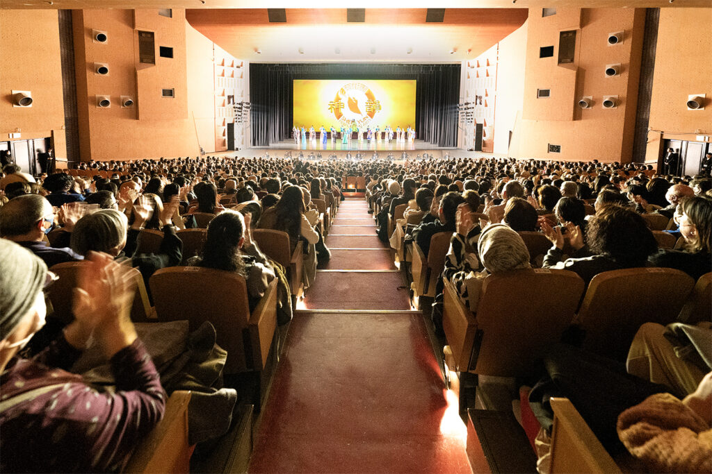 神韻神戸公演が閉幕「対立ではなく、救い合い」老僧が希望見出す