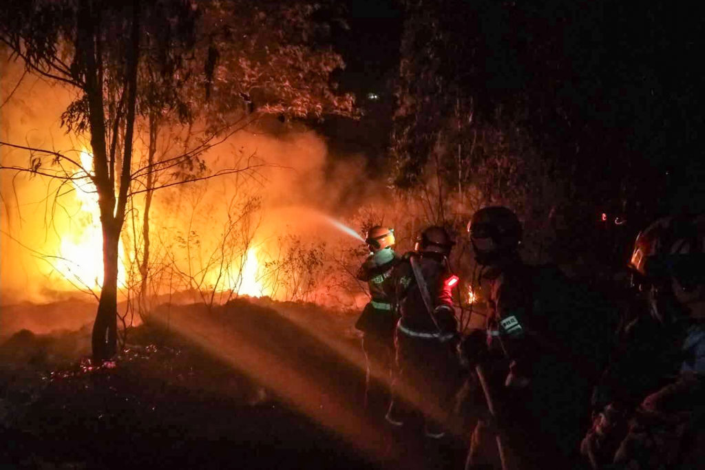 四川省で山火事　「末日のような」光景だ