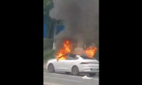 道端で中国産EVが炎上　運転手はすでに焼死か？