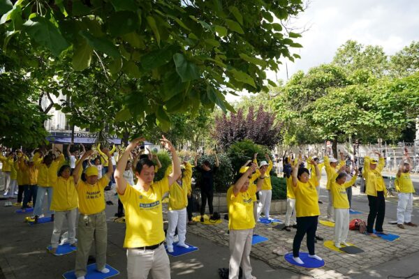 仏パリで法輪功学習者が集会　中国共産党の臓器収奪を非難