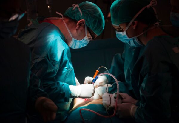 33分で移植用の肺が届く　手術した医師の投稿が物議醸し、臓器の供給源の情報公開を求める声