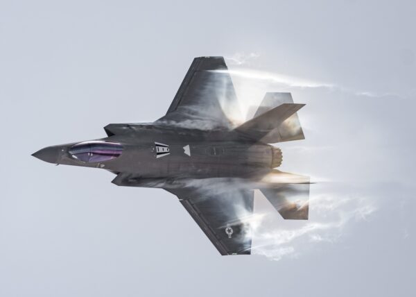 F-35イラン被弾事件！なぜ撃たれたのか　なぜ墜落せず帰還できたのか