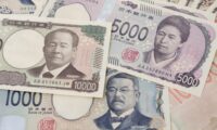 8月の実質賃金　事業所規模別に明暗　回復の兆しと低迷が交錯