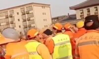 【動画あり】中国で「給料払え！」5か月も給料もらえない町の清掃員が道路封鎖