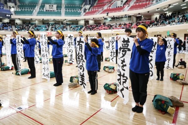 東京武道館で新春書き初め大会　老若男女約2300人が参加