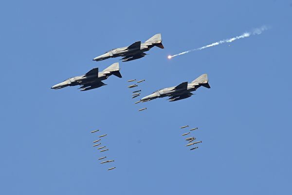 韓国の戦闘機が演習中に誤って住宅に爆弾投下　7人が負傷