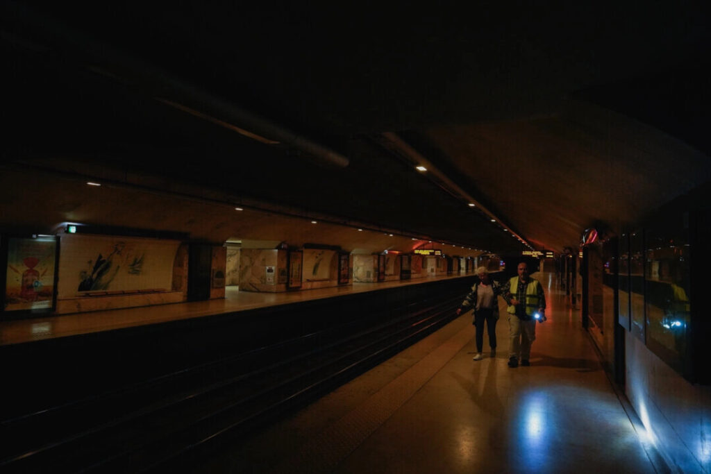 スペイン・ポルトガルで大規模停電　交通や生活に深刻な影響