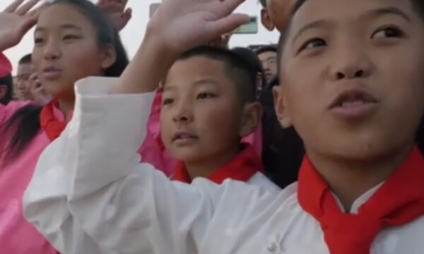 中国　笑顔の「子どもの日」の裏で