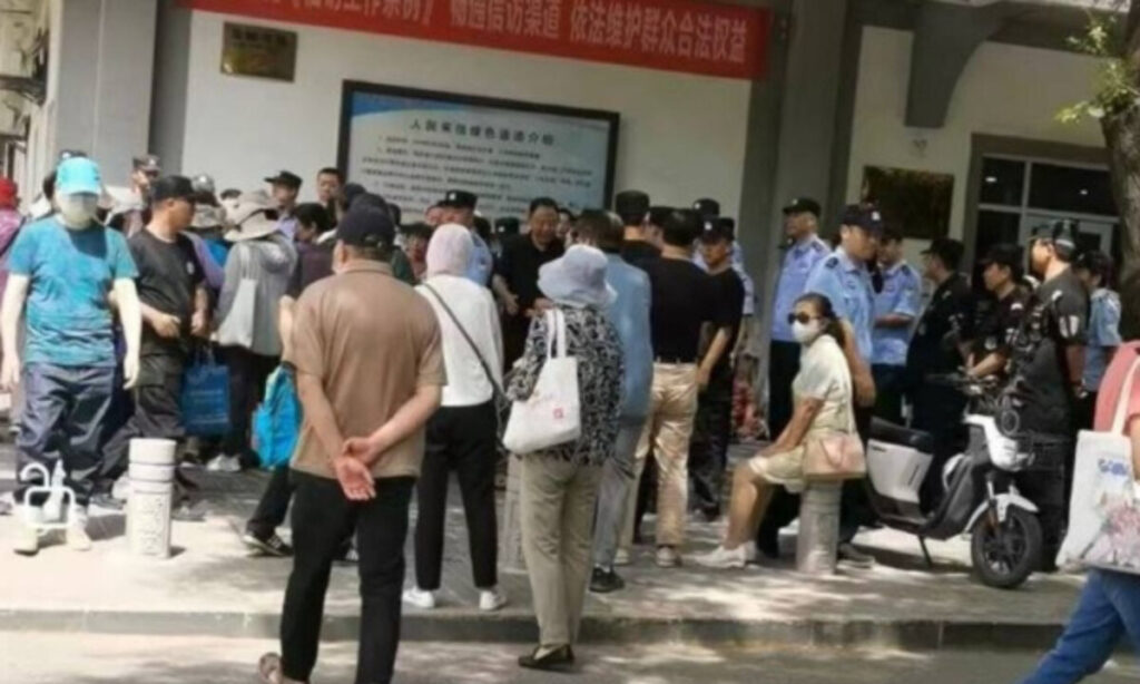 消えた「安全資産」　中国・西安で国債トラブル　連日数百人が政府前で抗議【動画あり】