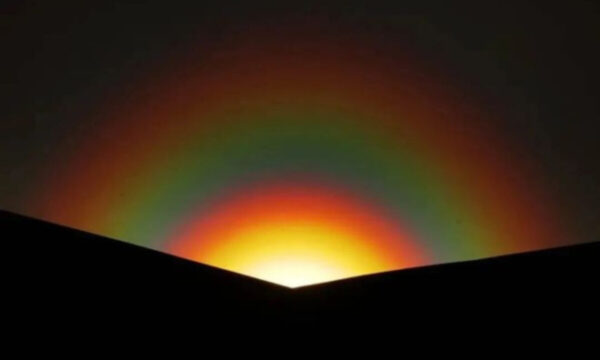 空を染める神秘のアーチ　中国・内モンゴルで 「夕虹（ゆうにじ）」