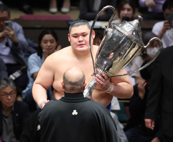 大の里が13連勝で史上最速横綱昇進へ　大相撲夏場所